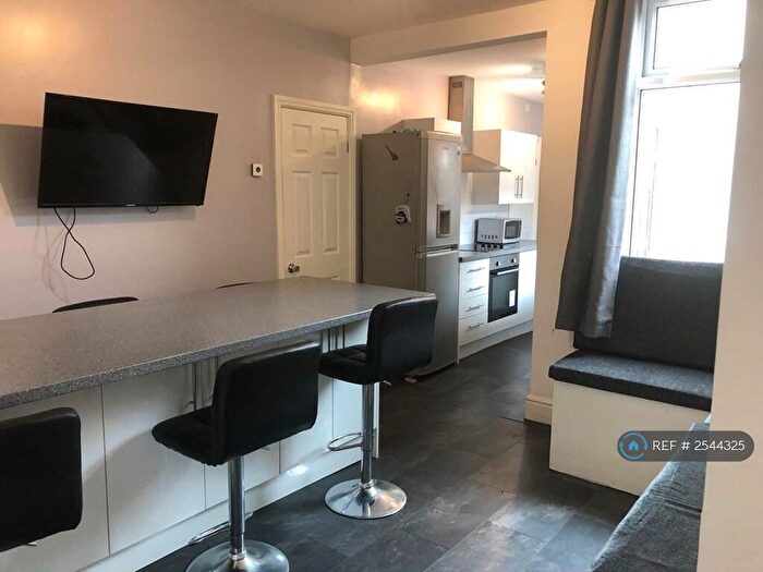 6 Bedroom End Of Terrace House To Rent In Darnley Street, Stoke-On-Trent, ST4