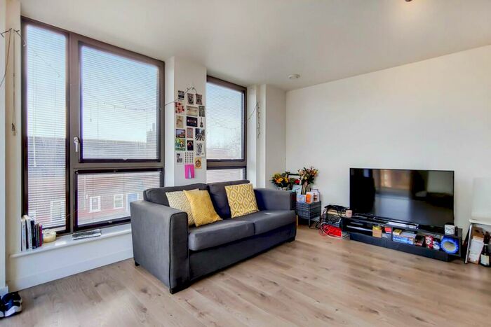 2 Bedroom Flat To Rent In Frampton Park Road, Hackney, London, E9