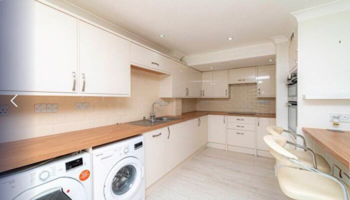 2 Bedroom Flat To Rent In Charing Hill, Charing, Kent, TN27