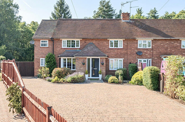 4 Bedroom Semi-Detached House For Sale In Grove Close, Wokingham, Berkshire, RG40