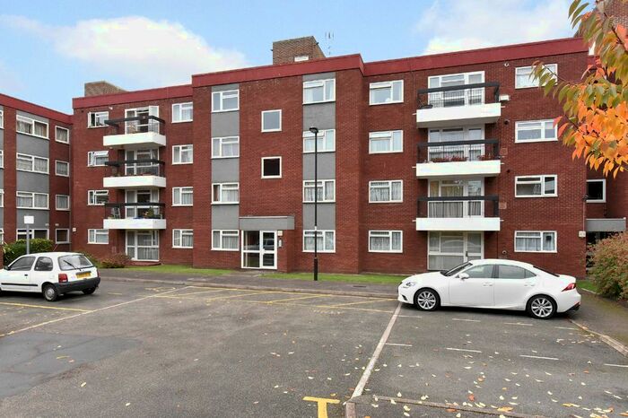 2 Bedroom Flat To Rent In Grange Gardens, London, N14