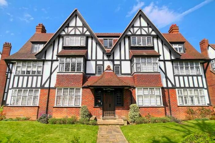 3 Bedroom Flat To Rent In Hereford House, Queens Drive, London W3