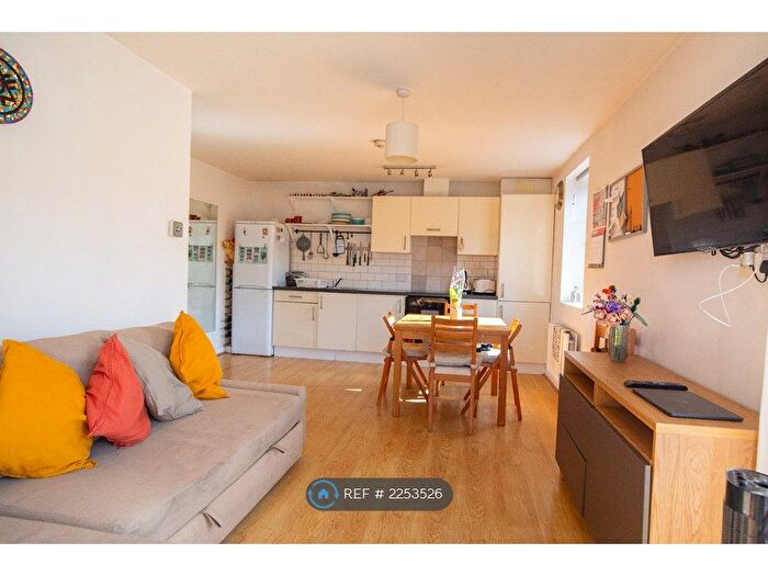 2 Bedroom Flat To Rent In Pennywell Road, Bristol, BS5