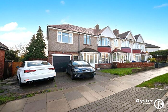 4 Bedroom End Of Terrace House For Sale In Raleigh Drive, London, N20