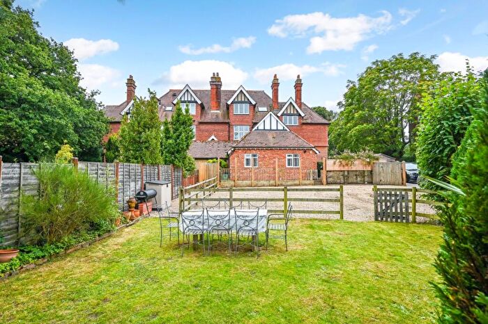 6 Bedroom Semi-Detached Villa For Sale In Queens Road, Lyndhurst, SO43