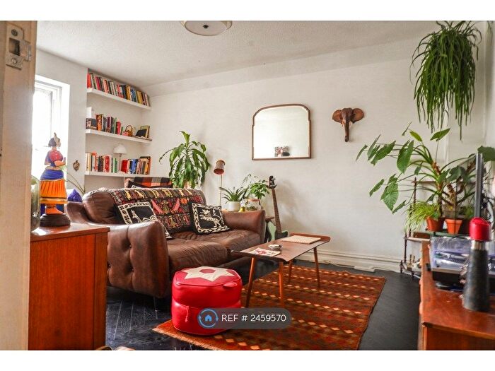 1 Bedroom Flat To Rent In Victoria Park Court, London, E9