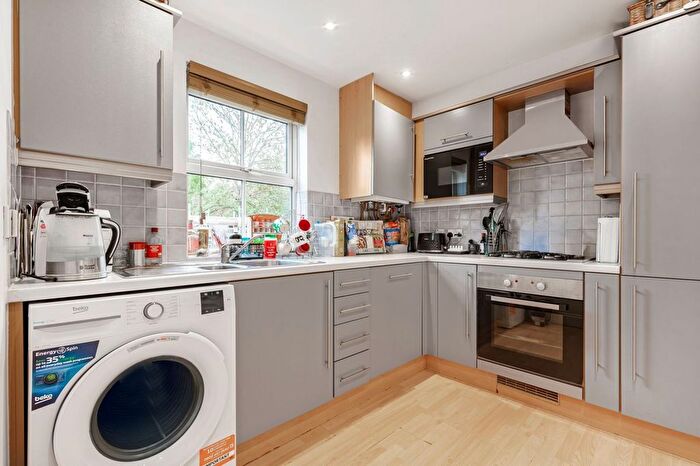 2 Bedroom Flat For Sale In Garratt Lane, London, SW17