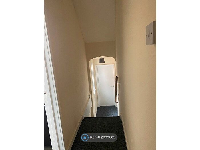 1 Bedroom Flat To Rent In Jevington Gardens, Eastbourne, BN21