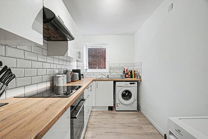 2 Bedroom Flat For Sale In Richmond Road, ME7