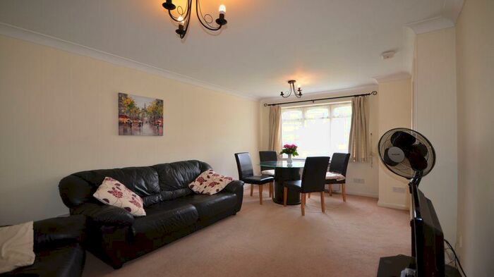 1 Bedroom Apartment To Rent In Corfe Place, SL6