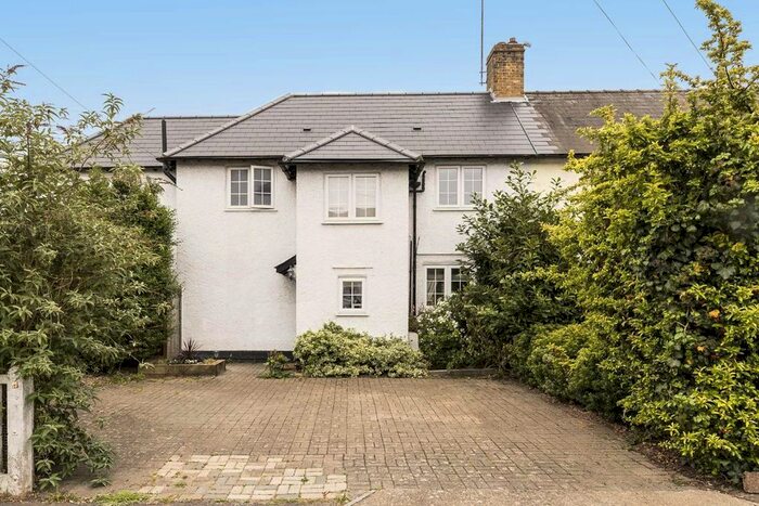 3 Bedroom Semi-Detached House To Rent In Clayton Crescent, Brentford, TW8