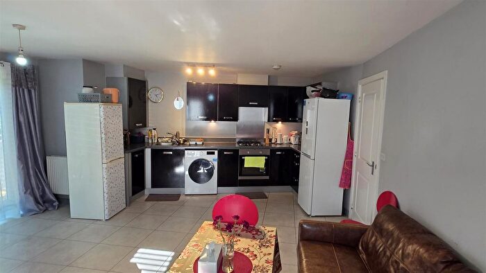 2 Bedroom Flat To Rent In Albacore Way, Hayes, UB3