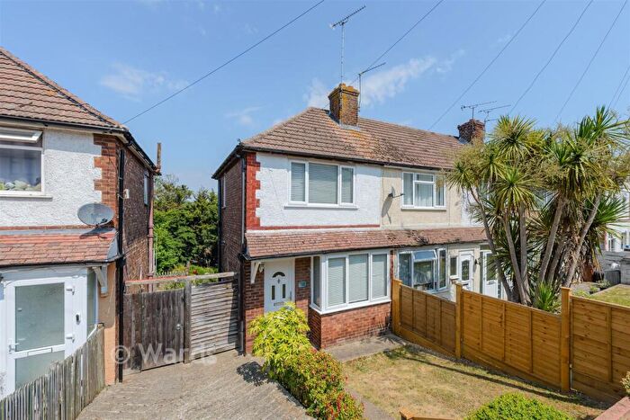 2 Bedroom End Of Terrace House For Sale In Hawthorn Road, Strood, Rochester, Kent, ME2