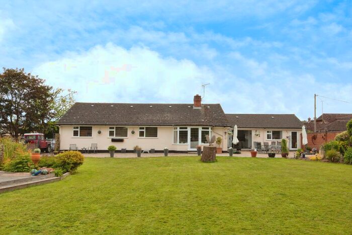 4 Bedroom Bungalow For Sale In Bramley Road, Sherfield-on-Loddon, Hook, Hampshire, RG27