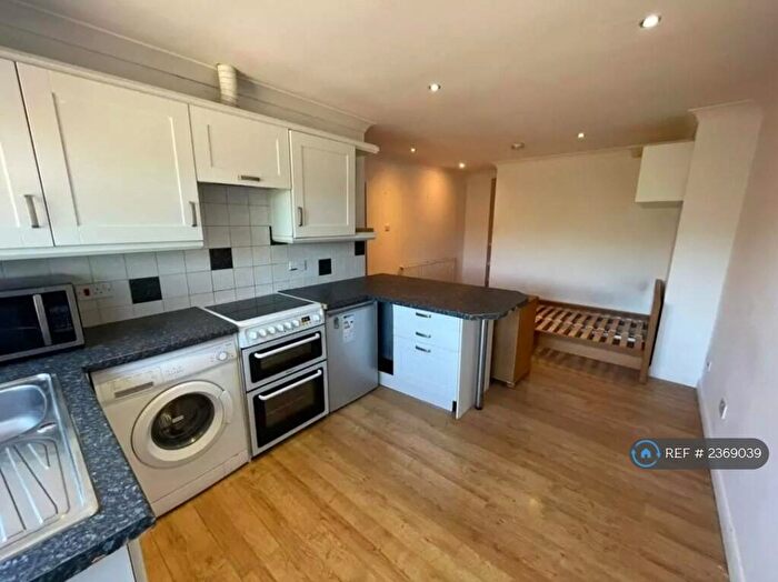 1 Bedroom Flat To Rent In Basement, High Wycombe, HP12