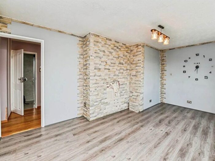 2 Bedroom Flat To Rent In Coronation Road, Frome, Somerset, BA11