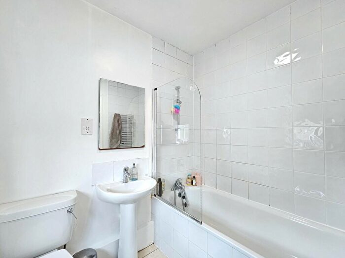 3 Bedroom Flat To Rent In Finchley Road, London, NW11