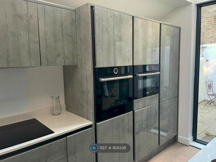 3 Bedroom Flat To Rent In Garfield Road, London, SW11