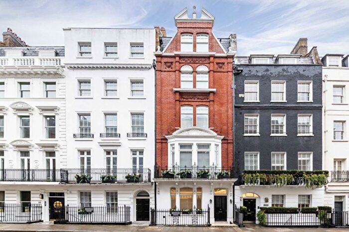3 Bedroom Flat To Rent In Queen Street, Mayfair, W1J