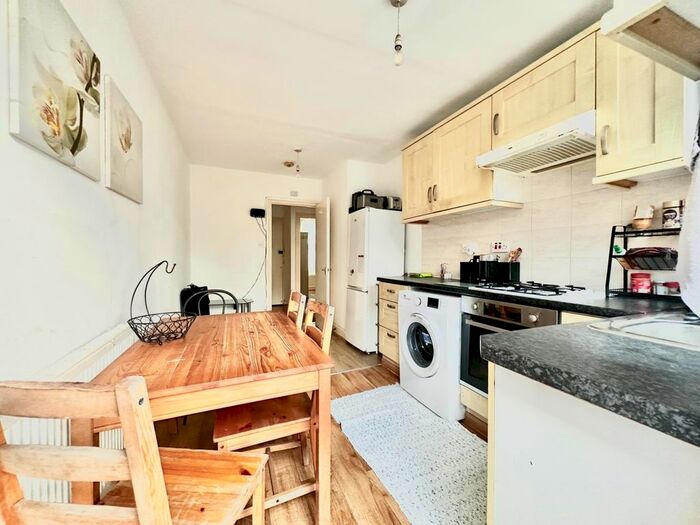 2 Bedroom Flat To Rent In Medwin Street, London, SW4