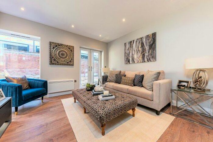 1 Bedroom Flat To Rent In Springfield Lane, Weybridge, KT13