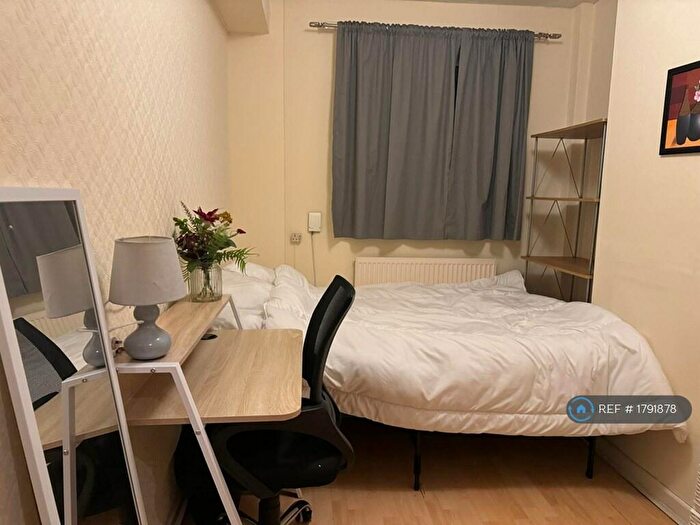 3 Bedroom Flat To Rent In Grasmere, London, NW1