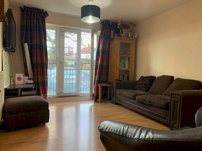 2 Bedroom Flat To Rent In Gleave Court, N20