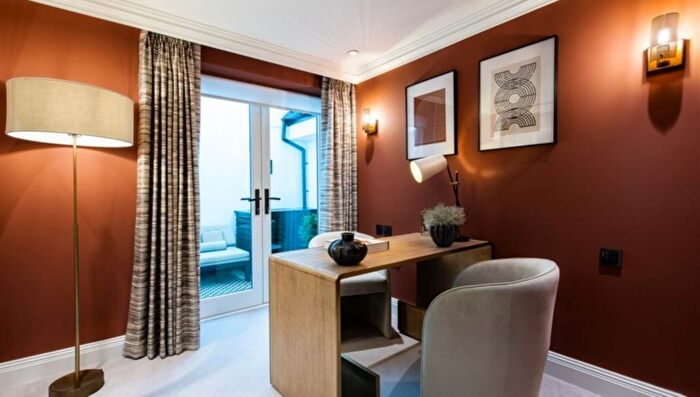 3 Bedroom Flat To Rent In Prince Of Wales Terrace, Kensington, W8
