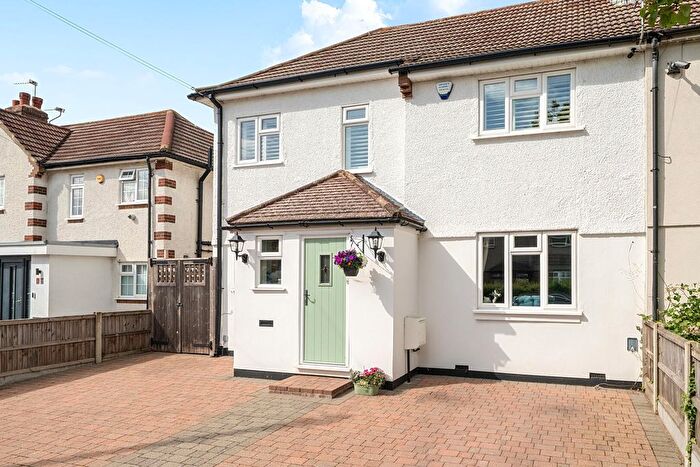 3 Bedroom Semi-detached House For Sale In Holmcroft Way, Bromley, BR2