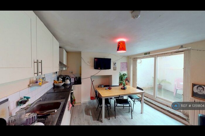 6 Bedroom Semi-Detached House To Rent In Camberwell Grove, London, SE5