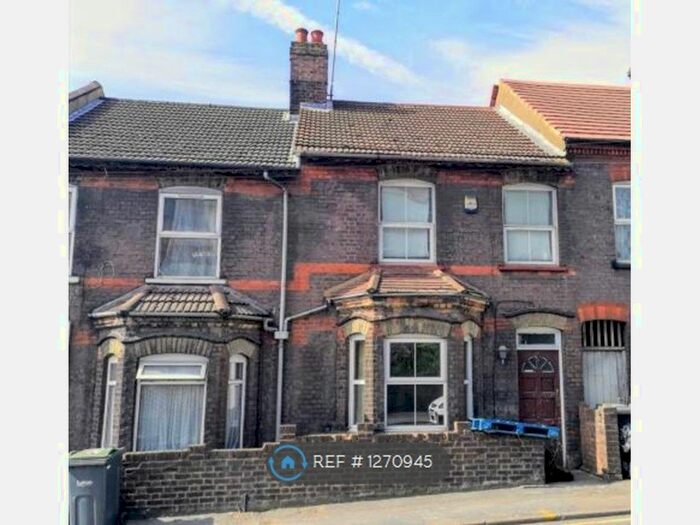 3 Bedroom Terraced House To Rent In Hitchin Road, Luton LU2