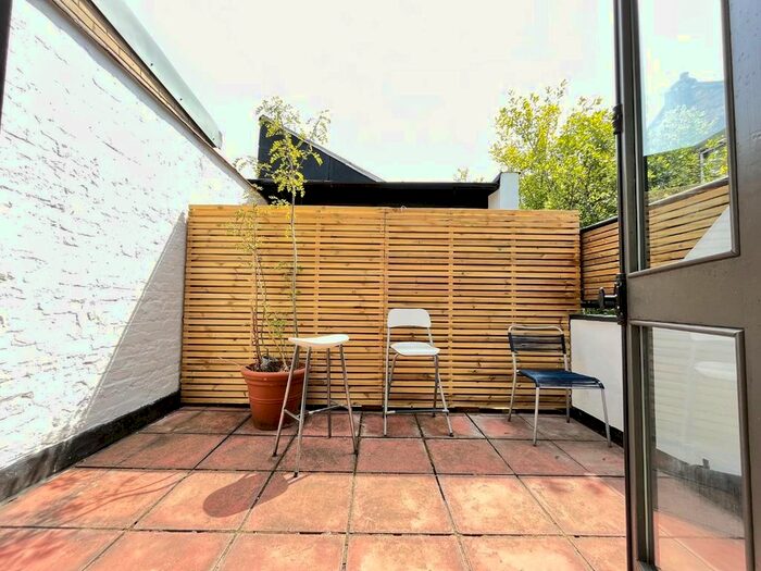 3 Bedroom Mews For Sale In Islington, N7