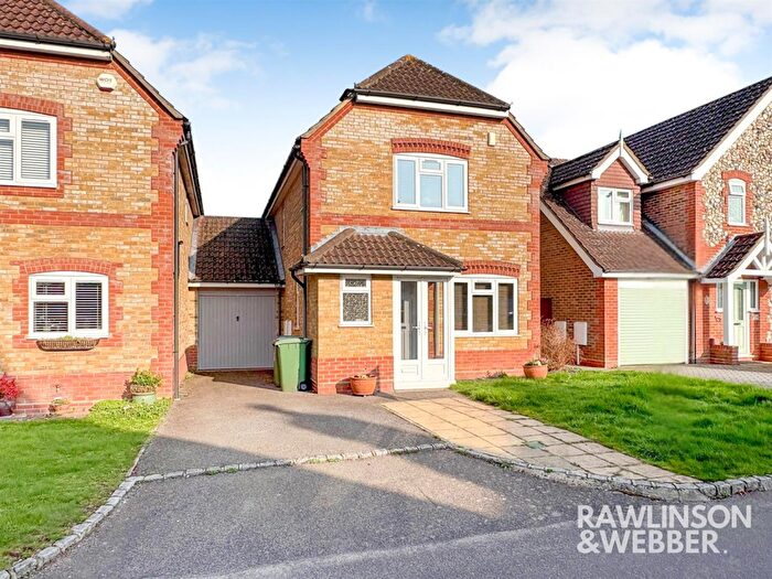 3 Bedroom Link Detached House For Sale In Lytcott Drive, West Molesey, KT8