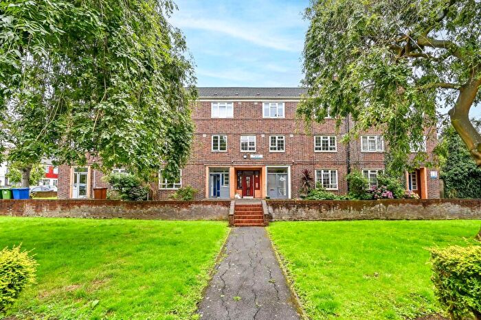 3 Bedroom Maisonette For Sale In Melford Road, East Dulwich, London, SE22
