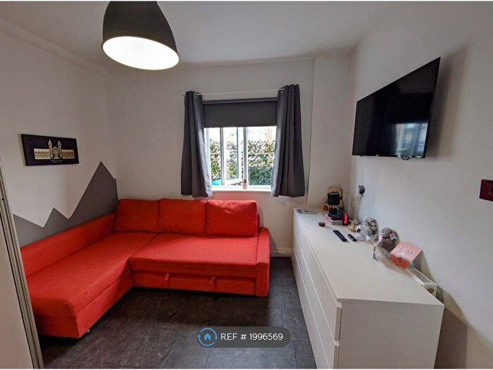 Studio To Rent In William Street, Swindon, SN1