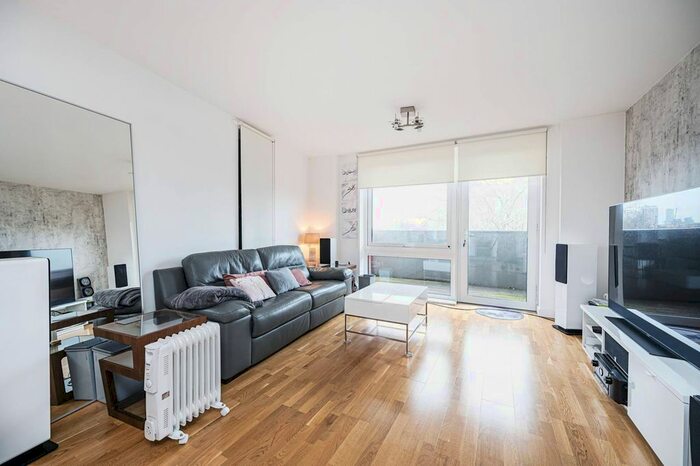3 Bedroom Flat To Rent In Duckett Street, Stepney, London, E1