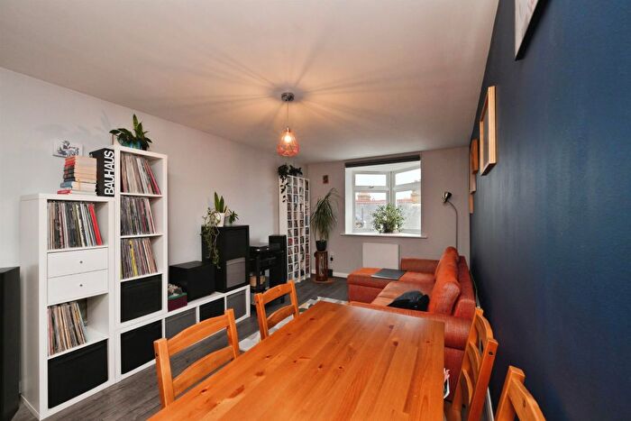 1 Bedroom Flat For Sale In Turners Hill, Cheshunt, Waltham Cross, EN8