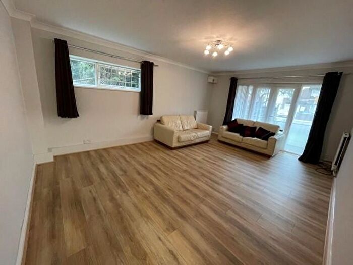 2 Bedroom Flat To Rent In Hale Lane, Edgware, HA8