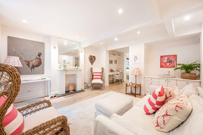 2 Bedroom Maisonette To Rent In St Anns Road, Holland Park, London, W11