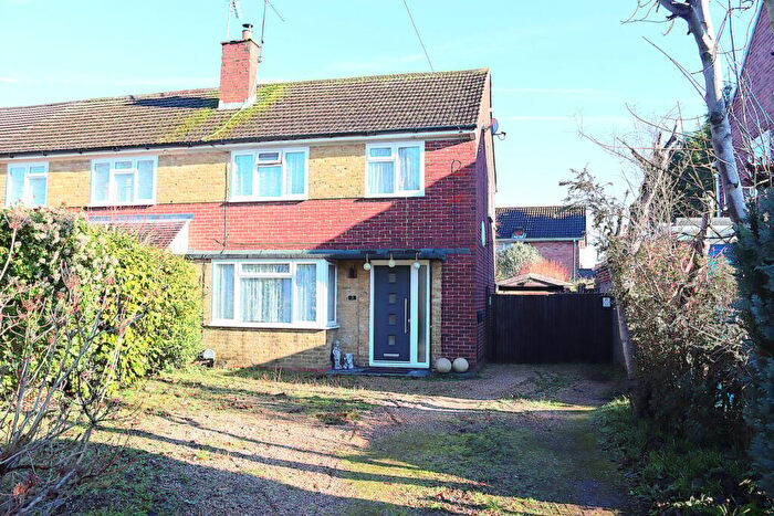 3 Bedroom Semi-Detached House For Sale In Chiltern Avenue, Farnborough, GU14