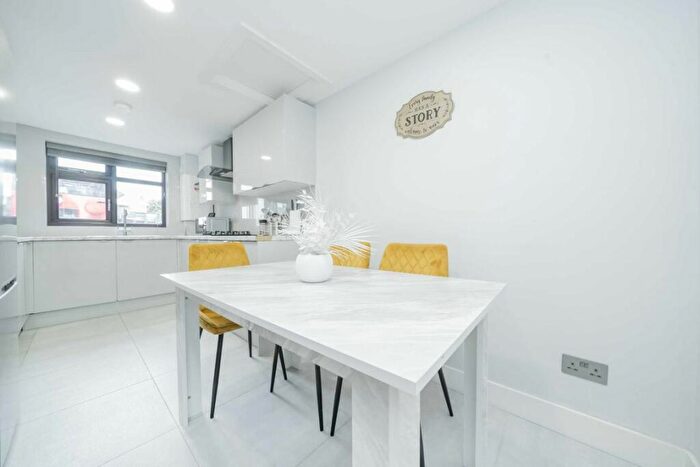 2 Bedroom Flat For Sale In Hendon Way, Golders Green, NW2