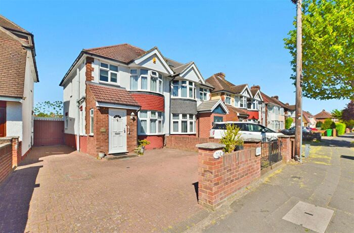 3 Bedroom Semi-Detached House For Sale In Stoke Poges Lane, Slough, SL1