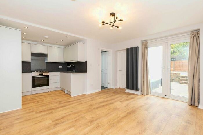 3 Bedroom Flat To Rent In Chepstow Villas, London, W11
