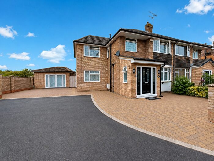 5 Bedroom Semi Detached House For Sale In Broughton Avenue, Luton, LU3