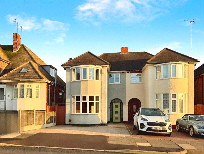 3 Bedroom Semi-Detached House For Sale In Doversley Road, Birmingham, West Midlands, B14