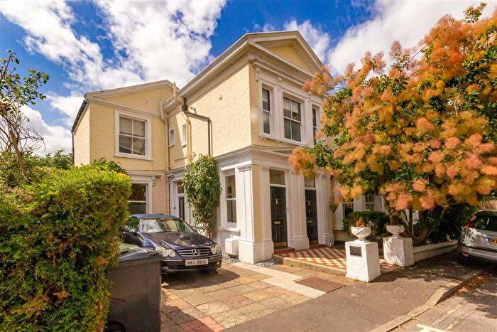 2 Bedroom Flat To Rent In Elfin Grove, Teddington, TW11