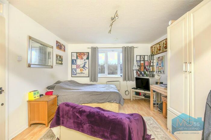 1 Bedroom Apartment For Sale In Greenway Close, Friern Barnet, London, N11
