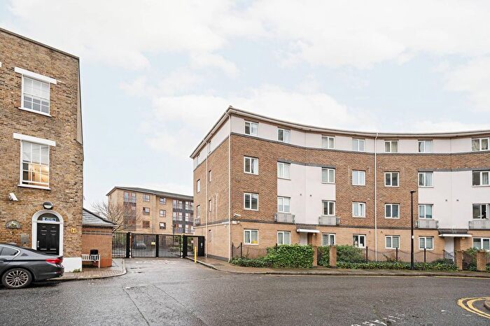 2 Bedroom Flat To Rent In Morton Close, Whitechapel, London, E1
