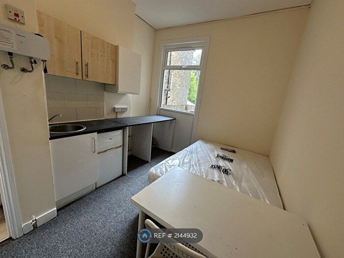 Studio To Rent In Hampden Road, London, N8