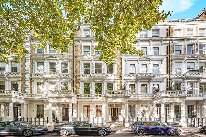 3 Bedroom Flat To Rent In Courtfield Gardens, London, SW5